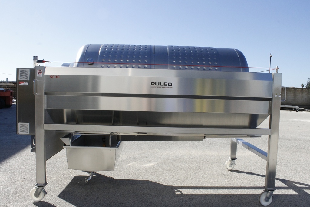 PRESSA PNEUMATICA AIRPRESS SC30 - TANK CHIUSO (TENSIONE: 400V 50Hz TRIFASE, STRUTTURA SU N.4 RUOTE GIREVOLI CON FRENO, RACC. ASSIALE GAROLLA Ø80, VASCA RACCOLTA MOSTO AGGANCIATA, RACC. VASCA MOSTO GAROLLA Ø50, CONTROLLO LIVELLO VASCA MOSTO A GALLEGGIANTE, FASCIA DI REFRIGERAZIONE NON COIBENTATA) - MATR.P2208452