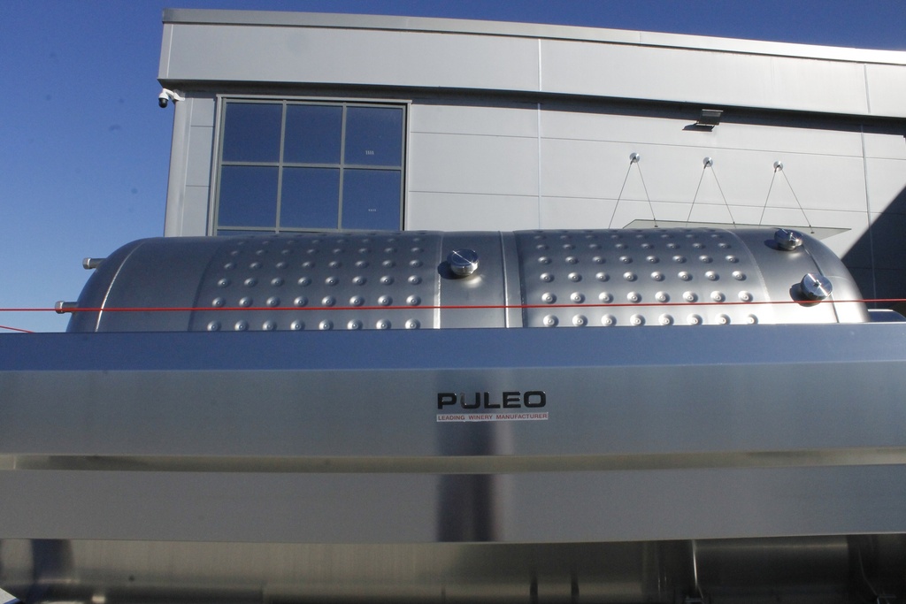 PRESSA PNEUMATICA AIRPRESS SC30 - TANK CHIUSO (TENSIONE: 400V 50Hz TRIFASE, STRUTTURA SU N.4 RUOTE GIREVOLI CON FRENO, RACC. ASSIALE GAROLLA Ø80, VASCA RACCOLTA MOSTO AGGANCIATA, RACC. VASCA MOSTO GAROLLA Ø50, CONTROLLO LIVELLO VASCA MOSTO A GALLEGGIANTE, FASCIA DI REFRIGERAZIONE NON COIBENTATA) - MATR.P2208452